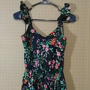 NEW🌸 Ruffled Floral Romper Size: medium